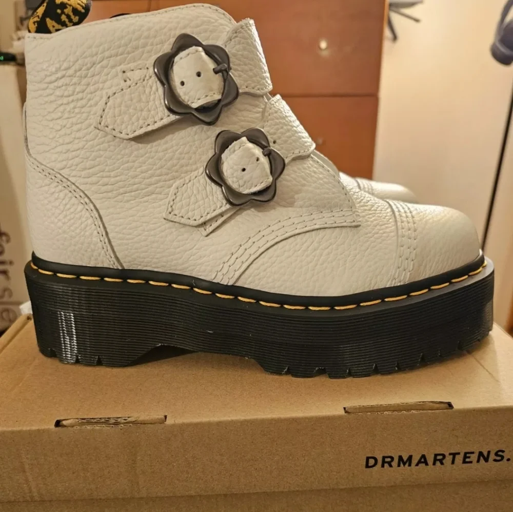 Dr. Martens FIRE! NIB! Devin Flower Buckle Leather Platform Boots in White. Sz 7